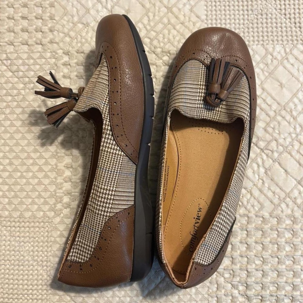 Vintage Comfortview brown and beige houndstooth loafers with tassels
